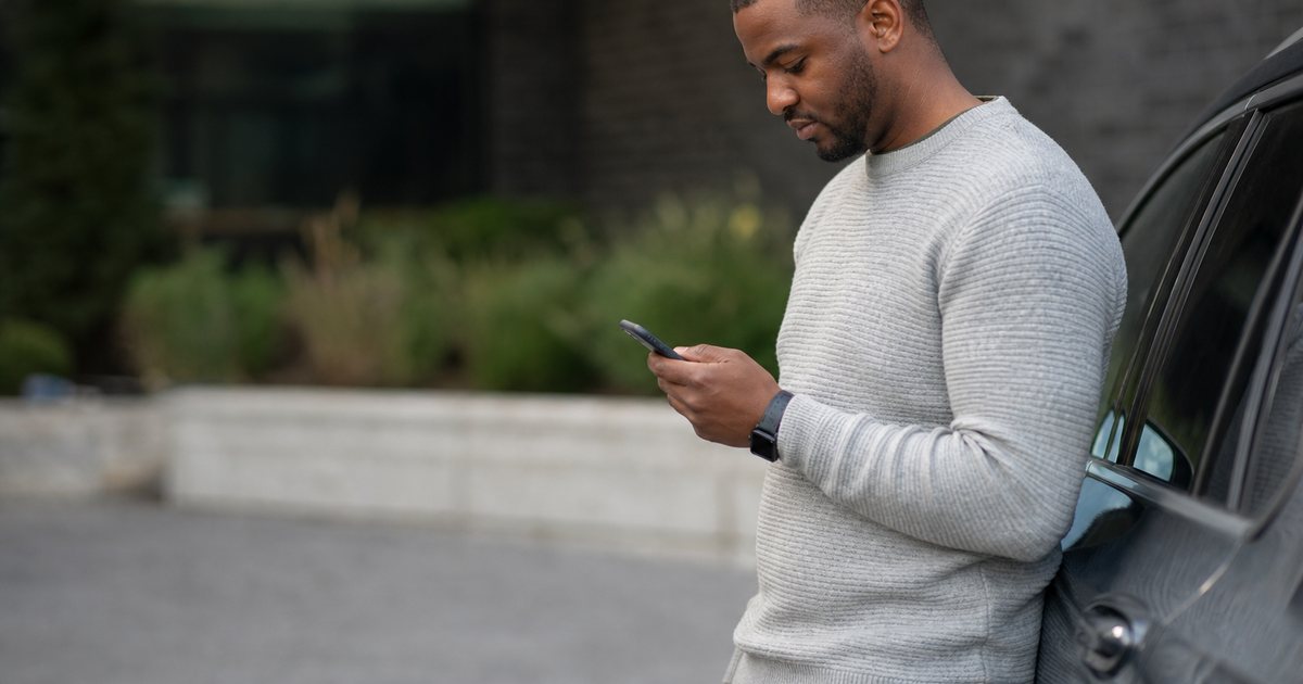 What information should a repair status update text message include for customers?
